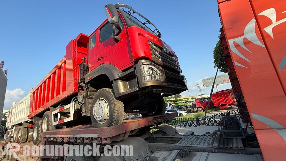 Livraison au Botswana de deux modèles : 1 camion-benne SINOTRUK HOWO TX 6x4 et 1 camion-benne Hohan 6x4