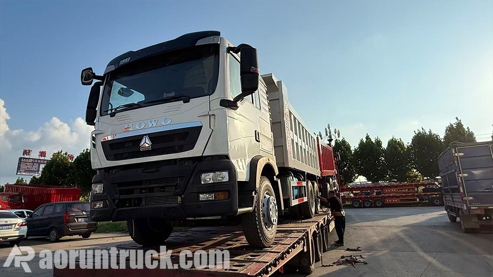 Livraison au Botswana de deux modèles : 1 camion-benne SINOTRUK HOWO TX 6x4 et 1 camion-benne Hohan 6x4