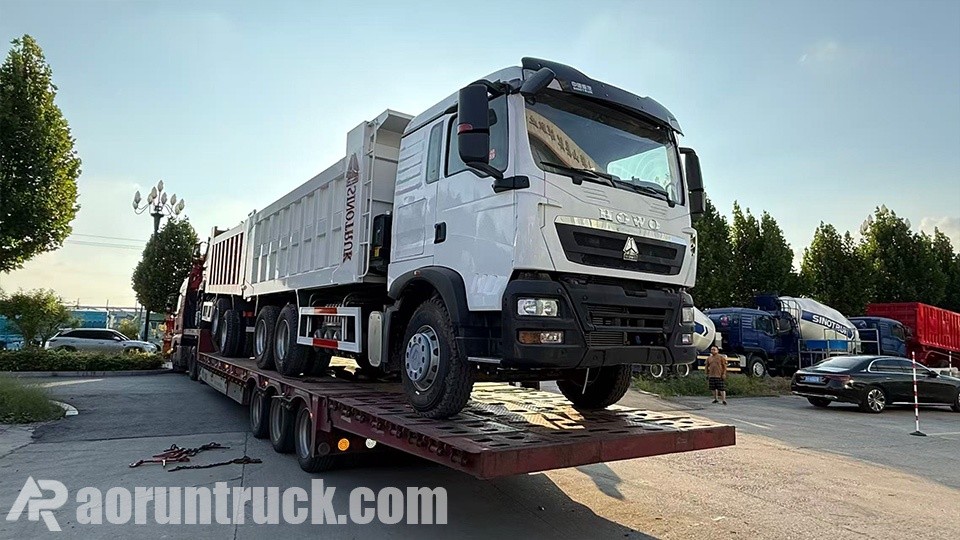 Livraison au Botswana de deux modèles : 1 camion-benne SINOTRUK HOWO TX 6x4 et 1 camion-benne Hohan 6x4