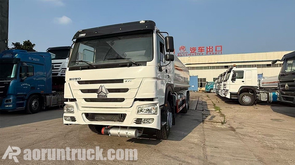 Un client nigérian du secteur logistique audite la ligne de production des tracteurs routiers Sinotruk Hohan 6x4 à l’usine Aorun