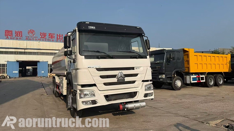 Un client nigérian du secteur logistique audite la ligne de production des tracteurs routiers Sinotruk Hohan 6x4 à l’usine Aorun