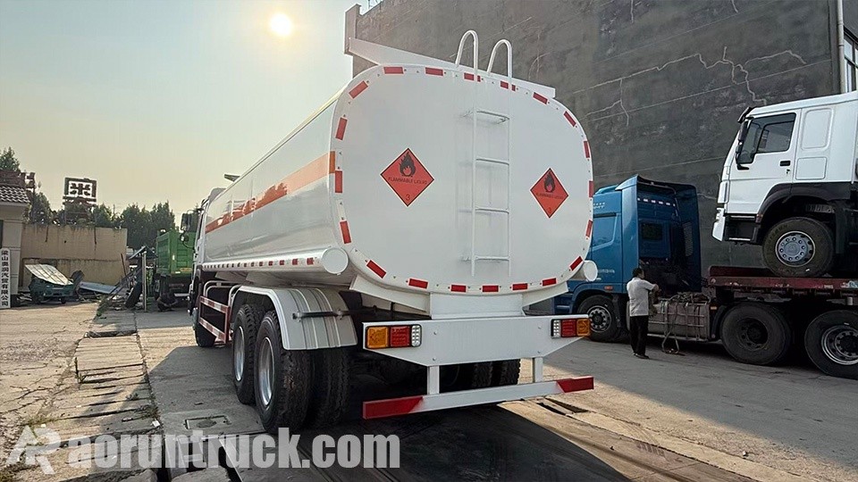 Un client nigérian du secteur logistique audite la ligne de production des tracteurs routiers Sinotruk Hohan 6x4 à l’usine Aorun