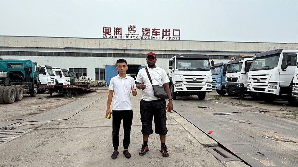 Visite d’un client sénégalais à l’usine pour une remorque à plateau à 4 essieux Une délégation logistique du Sénégal inspecte les semi-remorques à plateau à 4 essieux d’Aorun sur le site de l’usine