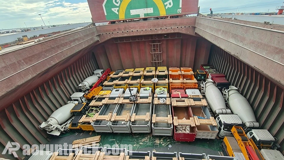 Camions-bennes SINOTRUK HOWO TX 6x4 bicolores stationnés au port pour expédition maritime vers la République du Congo