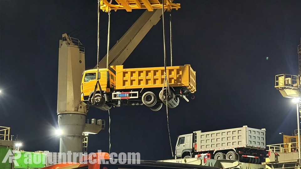 Camions-bennes SINOTRUK HOWO TX 6x4 bicolores stationnés au port pour expédition maritime vers la République du Congo