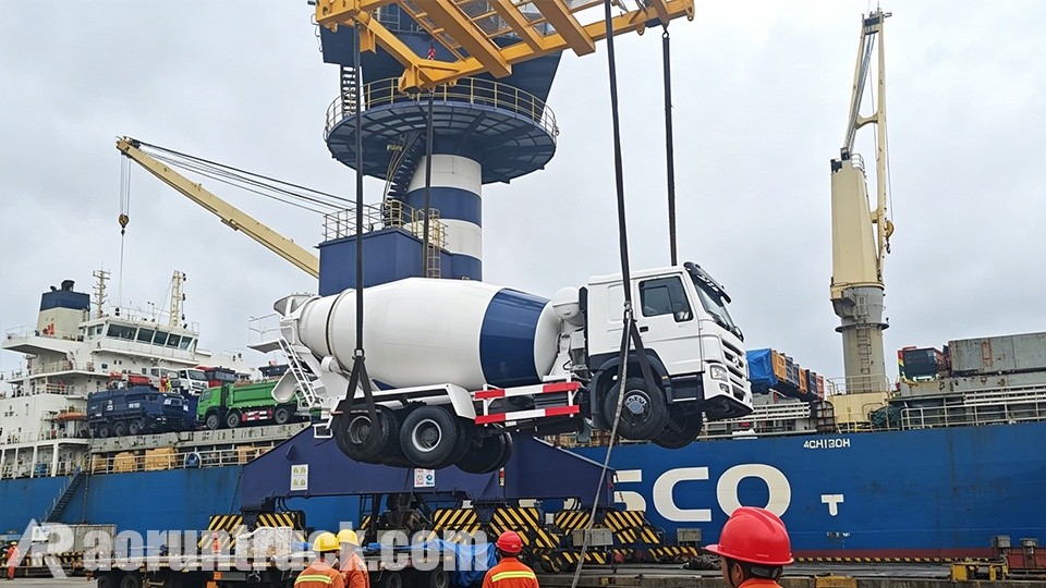 Camion malaxeur à béton SINOTRUK HOWO chargé au port de Tianjin pour expédition vers Djibouti