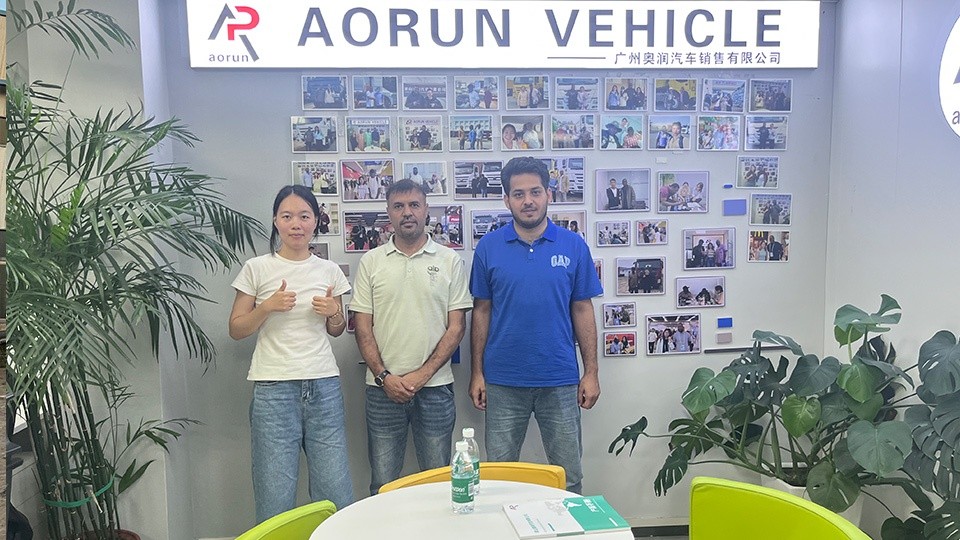 bureau de Guangzhou pour camion à eau HOWO 4x2 Une délégation pakistanaise visite le bureau de Guangzhou pour négocier un contrat d’approvisionnement en camions-citernes légers SINOTRUK HOWO 4x2