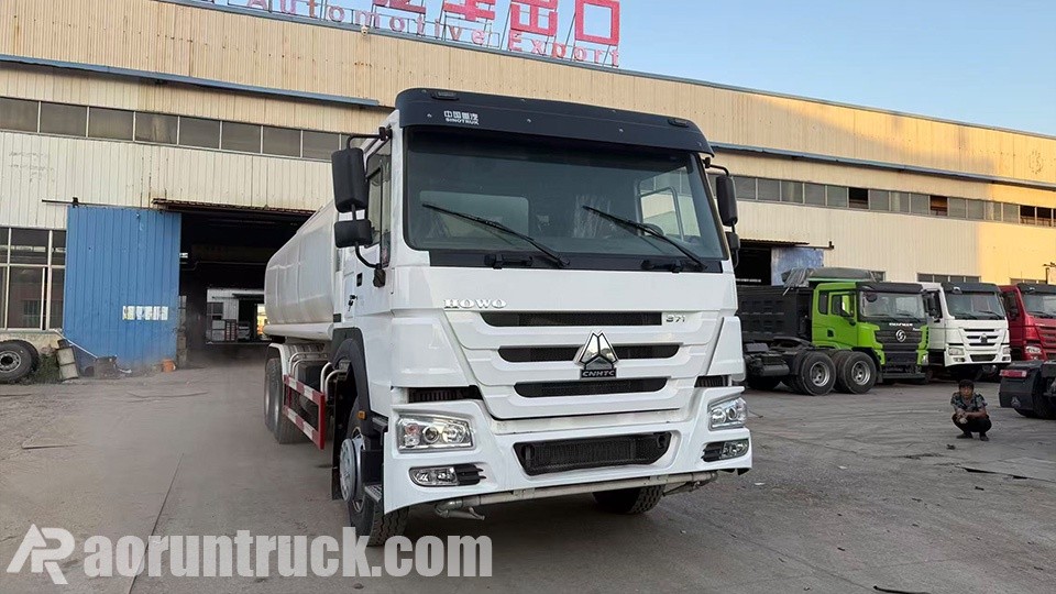 prix à l’exportation d’un camion léger à eau HOWO 4x2 vers Karachi Une délégation pakistanaise visite le bureau de Guangzhou pour négocier un contrat d’approvisionnement en camions-citernes légers SINOTRUK HOWO 4x2