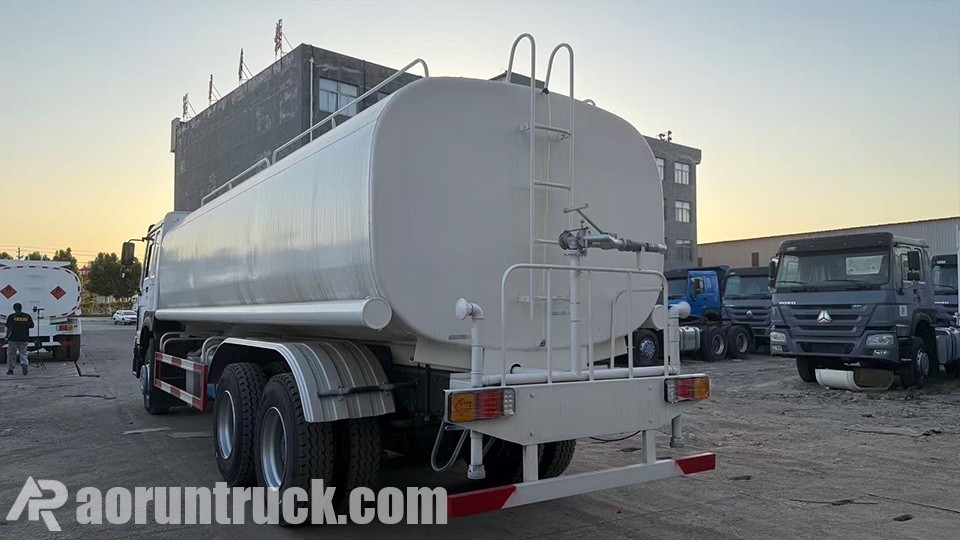 camion-citerne à eau directement d’usine Une délégation pakistanaise visite le bureau de Guangzhou pour négocier un contrat d’approvisionnement en camions-citernes légers SINOTRUK HOWO 4x2