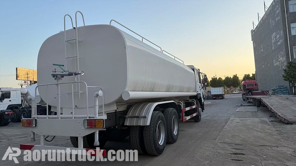 camion municipal d’arrosage des routes Une délégation pakistanaise visite le bureau de Guangzhou pour négocier un contrat d’approvisionnement en camions-citernes légers SINOTRUK HOWO 4x2