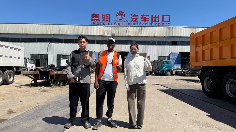 Un client malien signe le contrat et verse l'acompte pour une pompe à béton à flèche SINOTRUK SITRAK 8x4 après l'audit de l'usine
