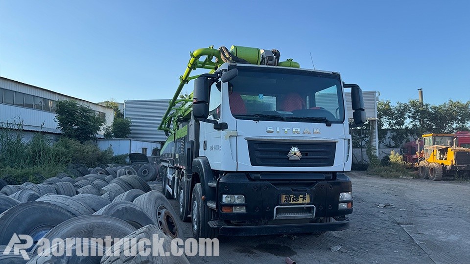 Un client malien signe le contrat et verse l'acompte pour une pompe à béton à flèche SINOTRUK SITRAK 8x4 après l'audit de l'usine
