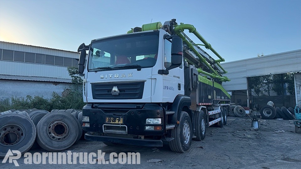 Un client malien signe le contrat et verse l'acompte pour une pompe à béton à flèche SINOTRUK SITRAK 8x4 après l'audit de l'usine