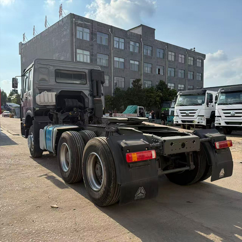 Camion tracteur SINOTRUK HOWO 6x4 à cabine classique
