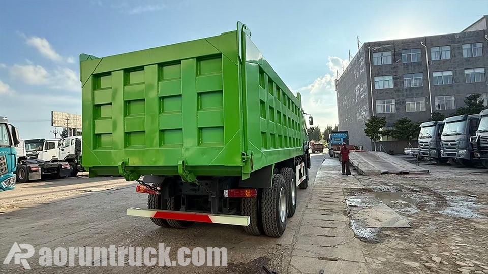 Un entrepreneur nigérien en logistique et exploitation minière signe un contrat et verse un acompte pour des camions-bennes SINOTRUK HOWO 6x4