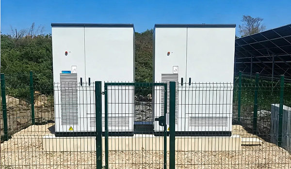 Energy storage system:2* 125kW / 261kWh Liquid Cooling Cabinet</br>Application scenario :Industrial park</br>Delivery data:May,2025</br>Application:This project features an AC-coupled solar + ESS system with two  125kW/261kWh cabinets, storing excess solar energy and supplying loads during peak hours to reduce grid dependence.