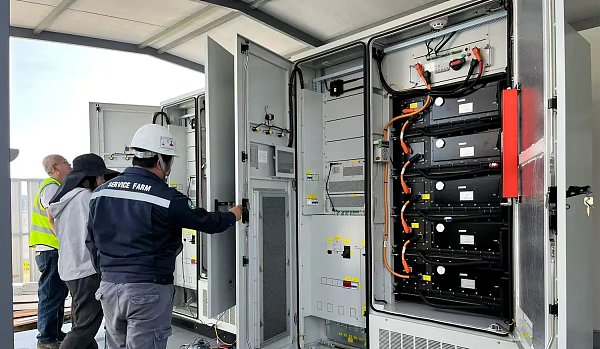 Energy storage system: 2sets 125kw pcs+261kwh liquid cooling battery all in one cabinet</br>Application scenario:Renewable Energy Community in Europe</br>Delivery data:Oct,2025</br>Application:Deploying PV </br>250kW/522kWh cabinet enables affordable solar power, with excess energy stored for reliable supply.