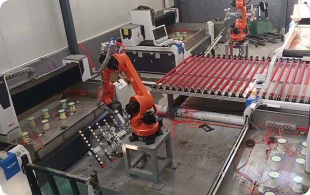 Equipped with manipulator in glass processing