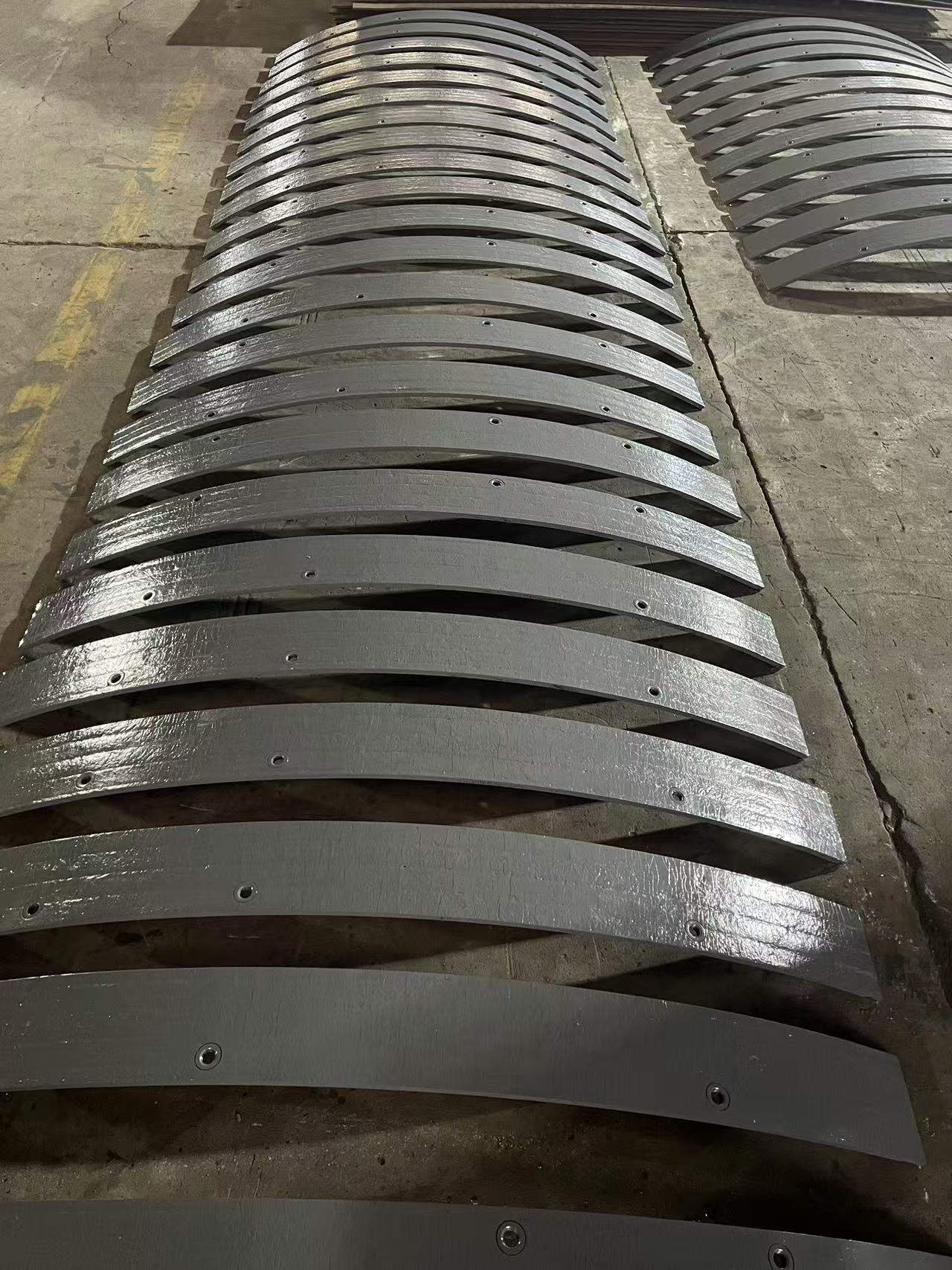 Composite wear-resistant plate products