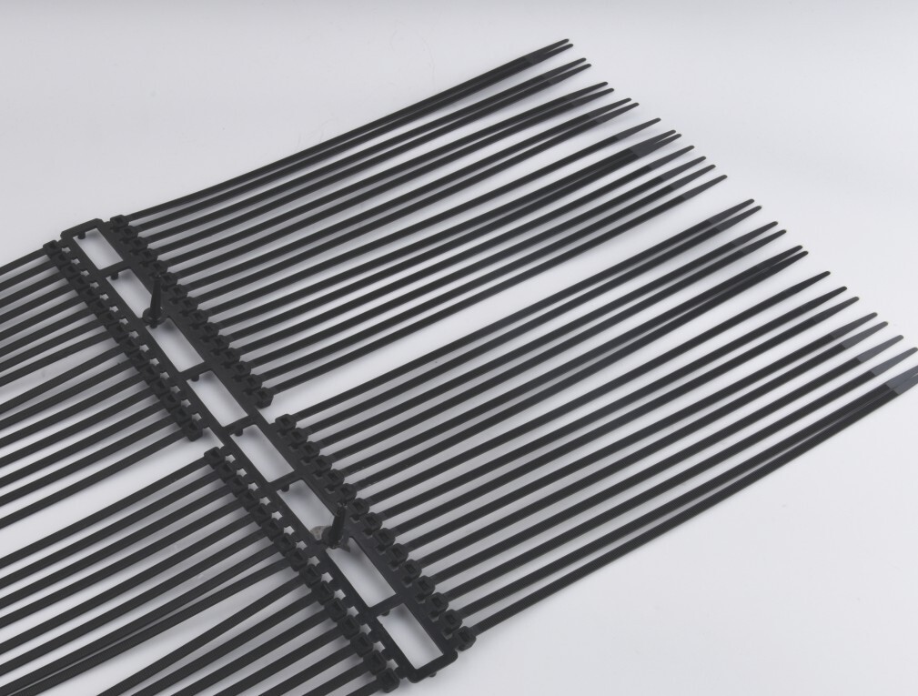 آلة أوتوماتيكية لقطع وتغليف أربطة الكابلات بالحقن