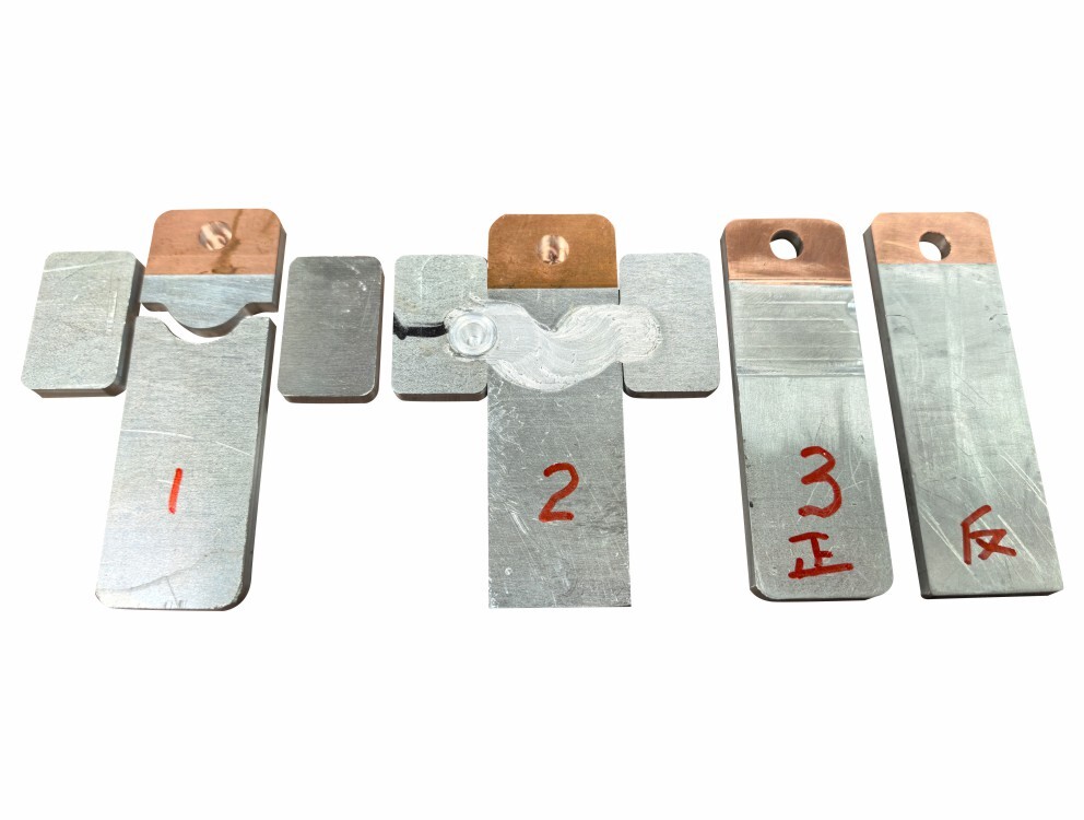 معدات لحام جديدة تعمل بالطاقة، مصنوعة من قضبان نحاسية وألومنيوم دوارة تعمل بالاحتكاك والتحريك.