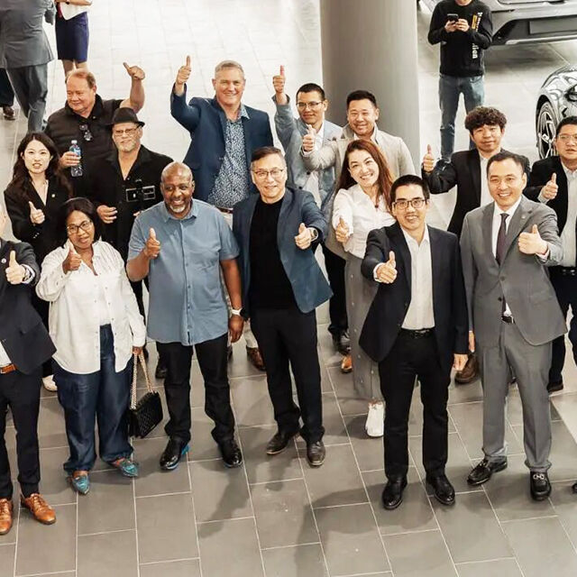 Showing Customers around the Zhengzhou Nissan Production Workshop