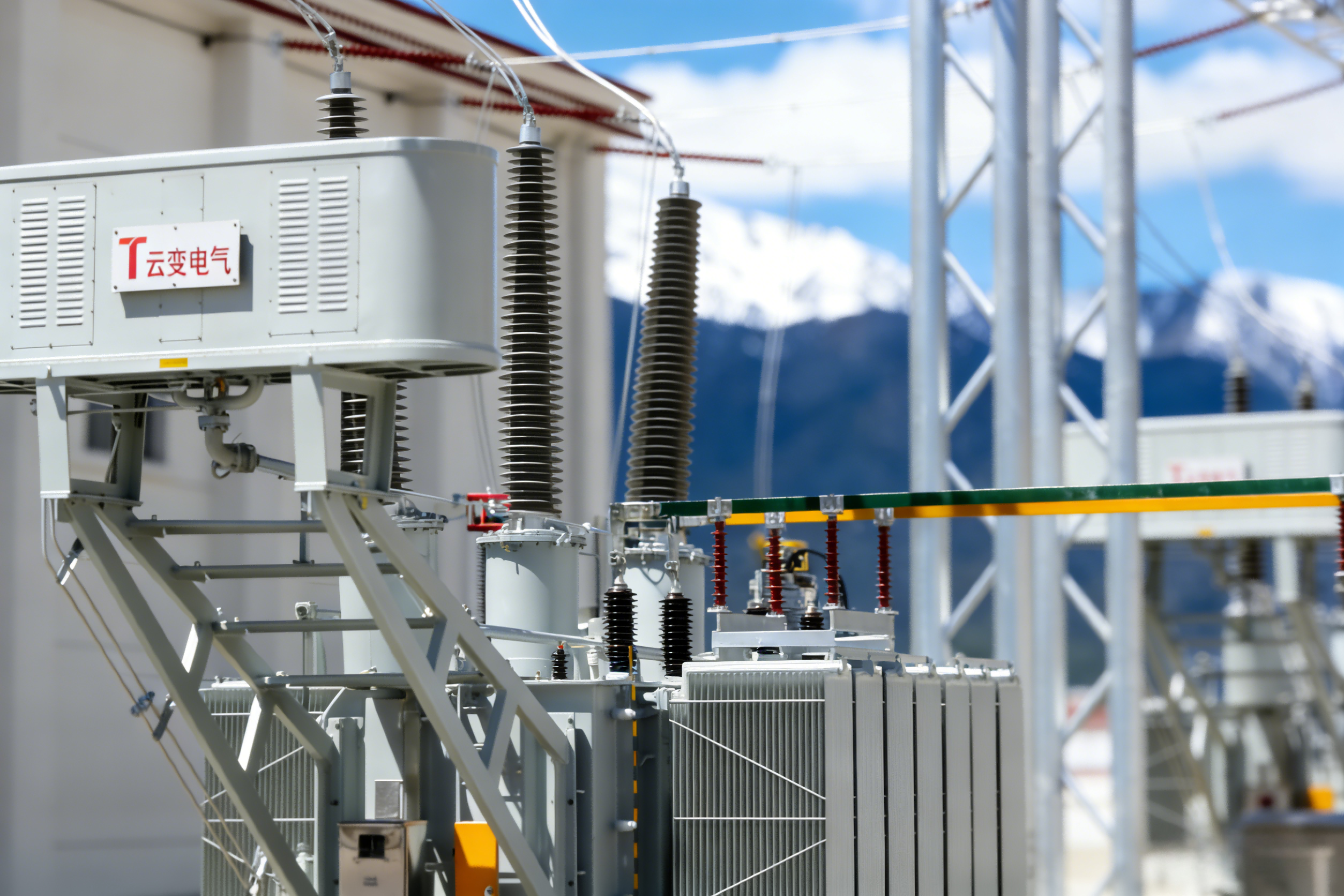 220kV Bushing in Operation on the Lhasa-Nyingchi Railway