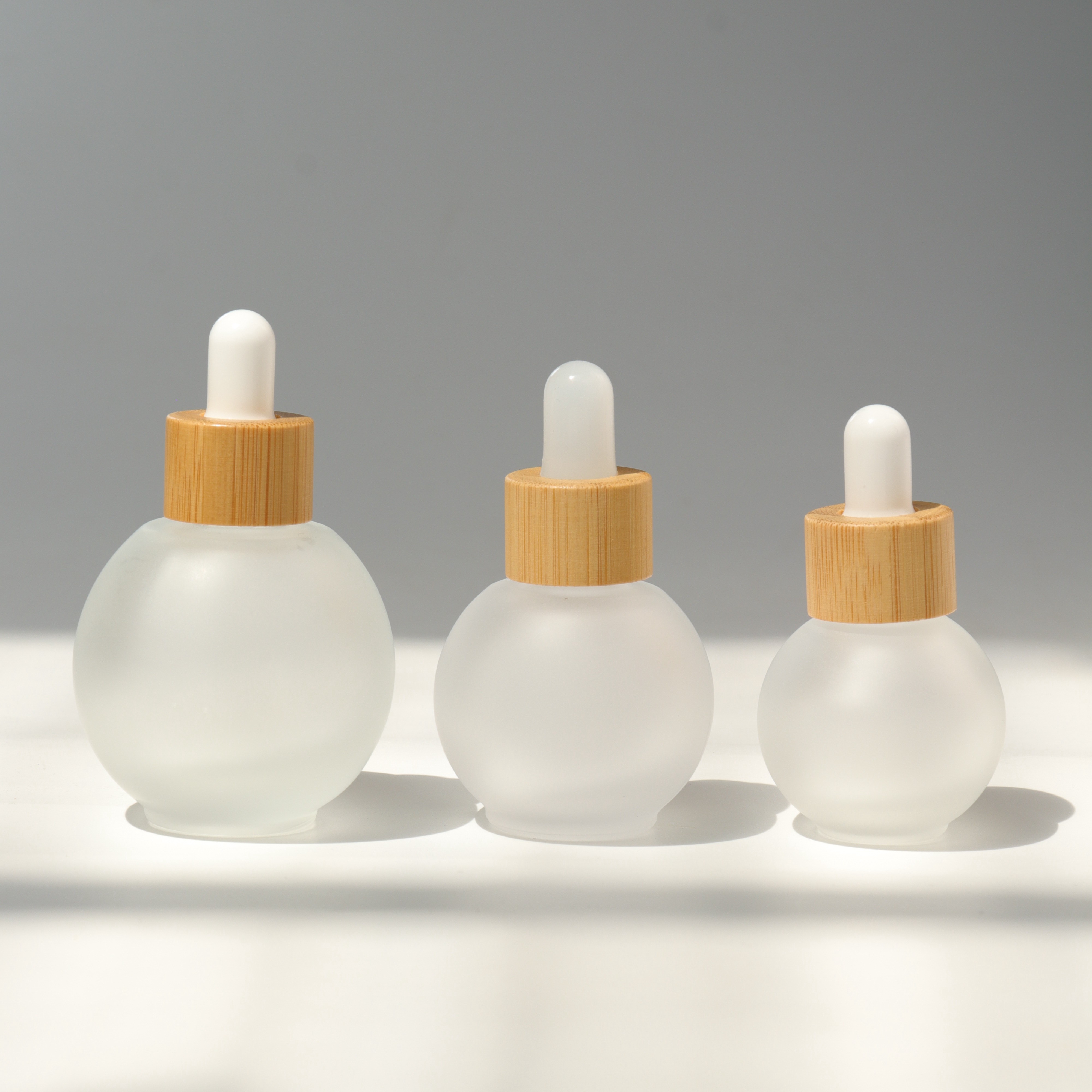 Custom Bamboo 5ml 10ml Green Blue Frosted Essential Oil Bottles Glass Cosmetic Dropperund Bottle Packaging