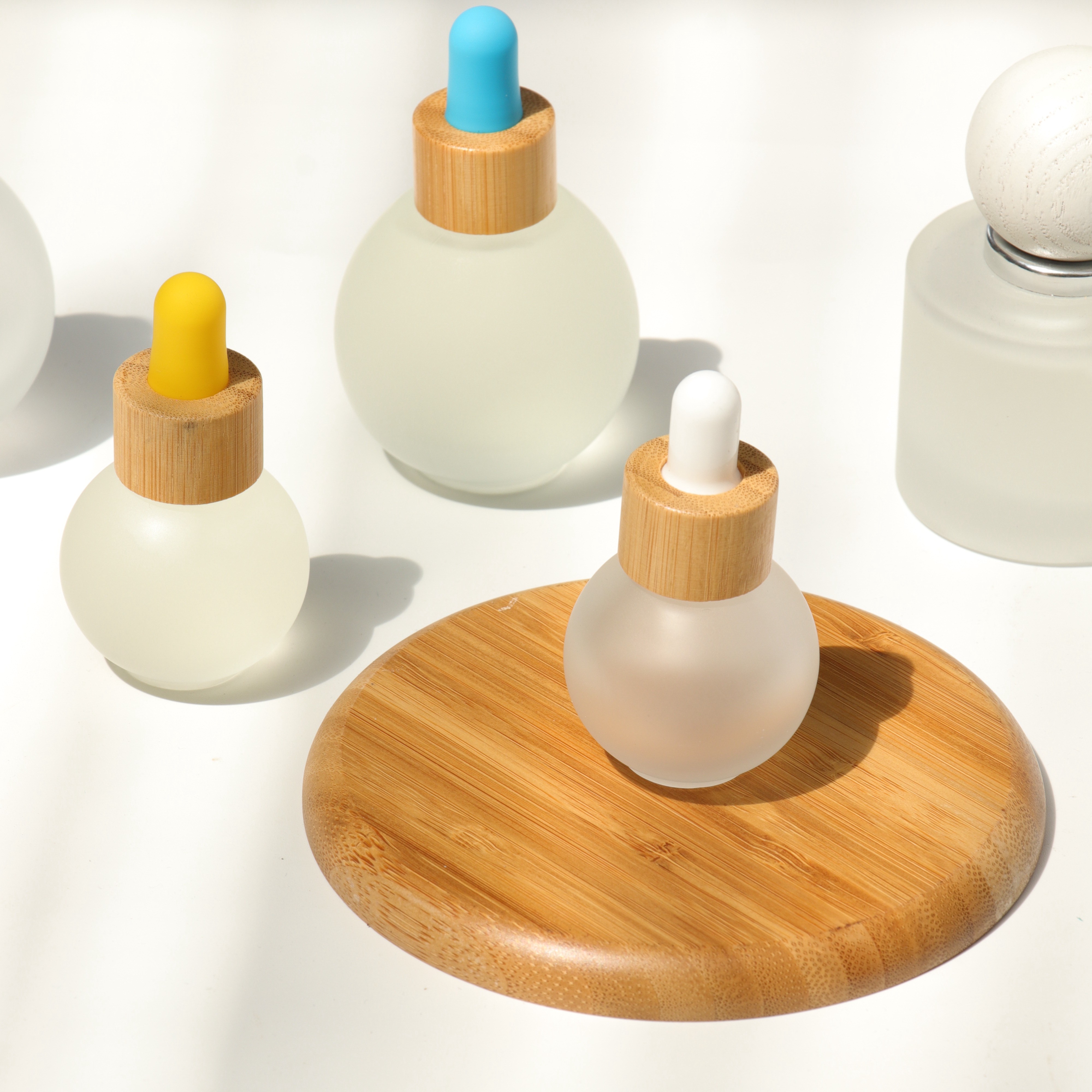 Custom Bamboo 5ml 10ml Green Blue Frosted Essential Oil Bottles Glass Cosmetic Dropperund Bottle Packaging