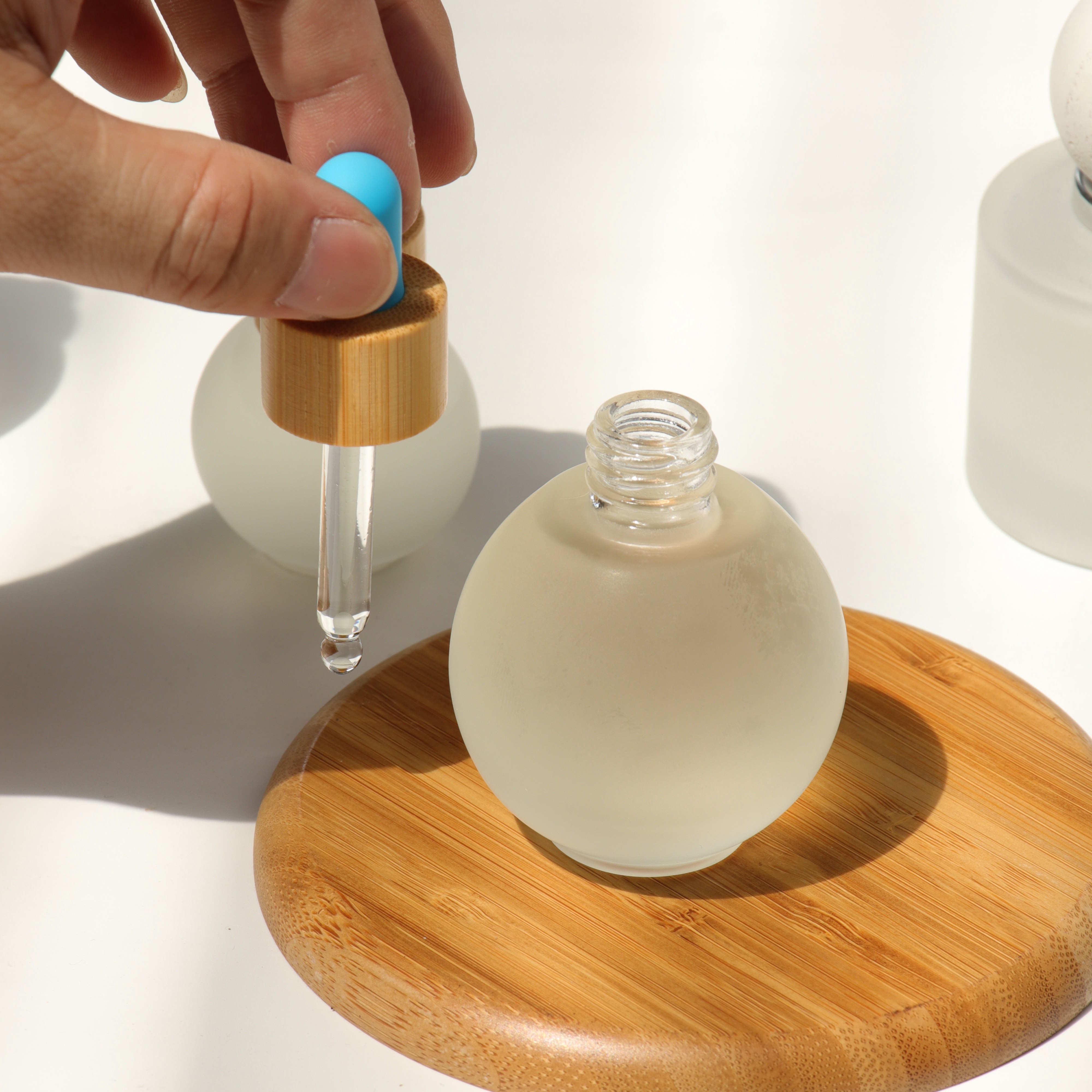Custom Bamboo 5ml 10ml Green Blue Frosted Essential Oil Bottles Glass Cosmetic Dropperund Bottle Packaging