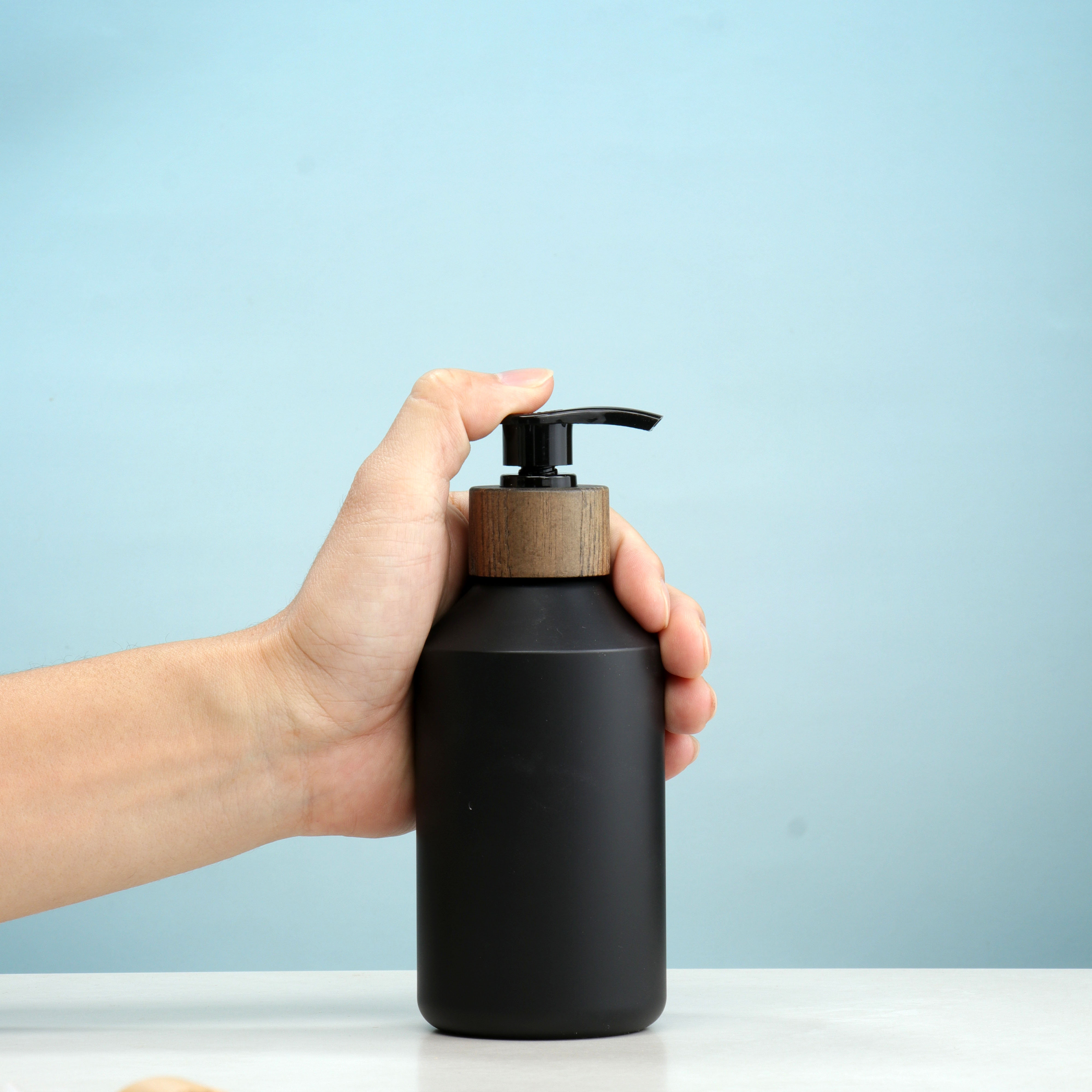 Custom White Plastic Cosmetic Packaging Round Lotion Pump Bottle 1000ml with Natural Bamboo Collar for Luxury Shampoo Body Wash