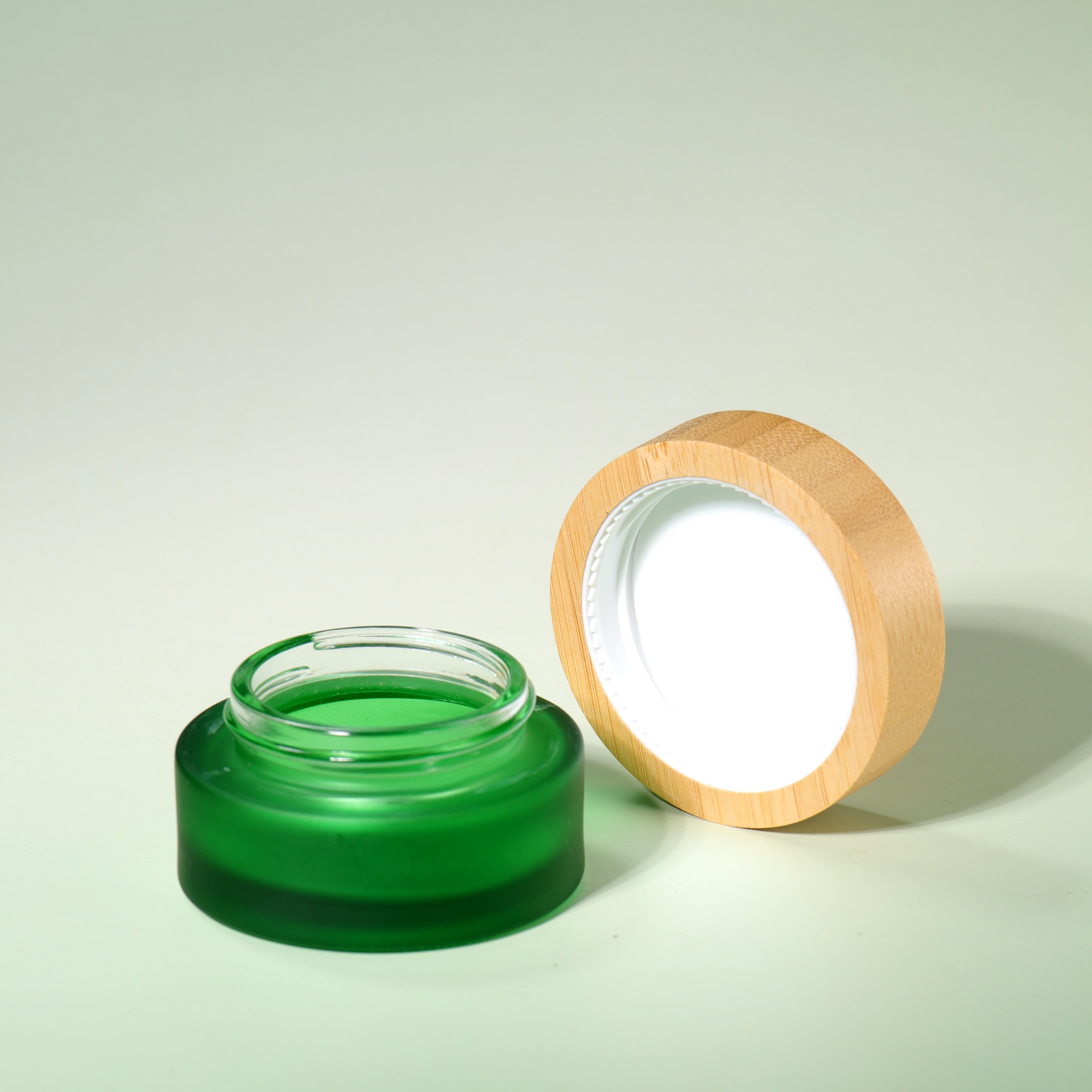 Eco Friendly Eye Cream Jars Body Scrub Empty 50g Frosted Amber Blue Green Glass Jars With Bamboo Lids