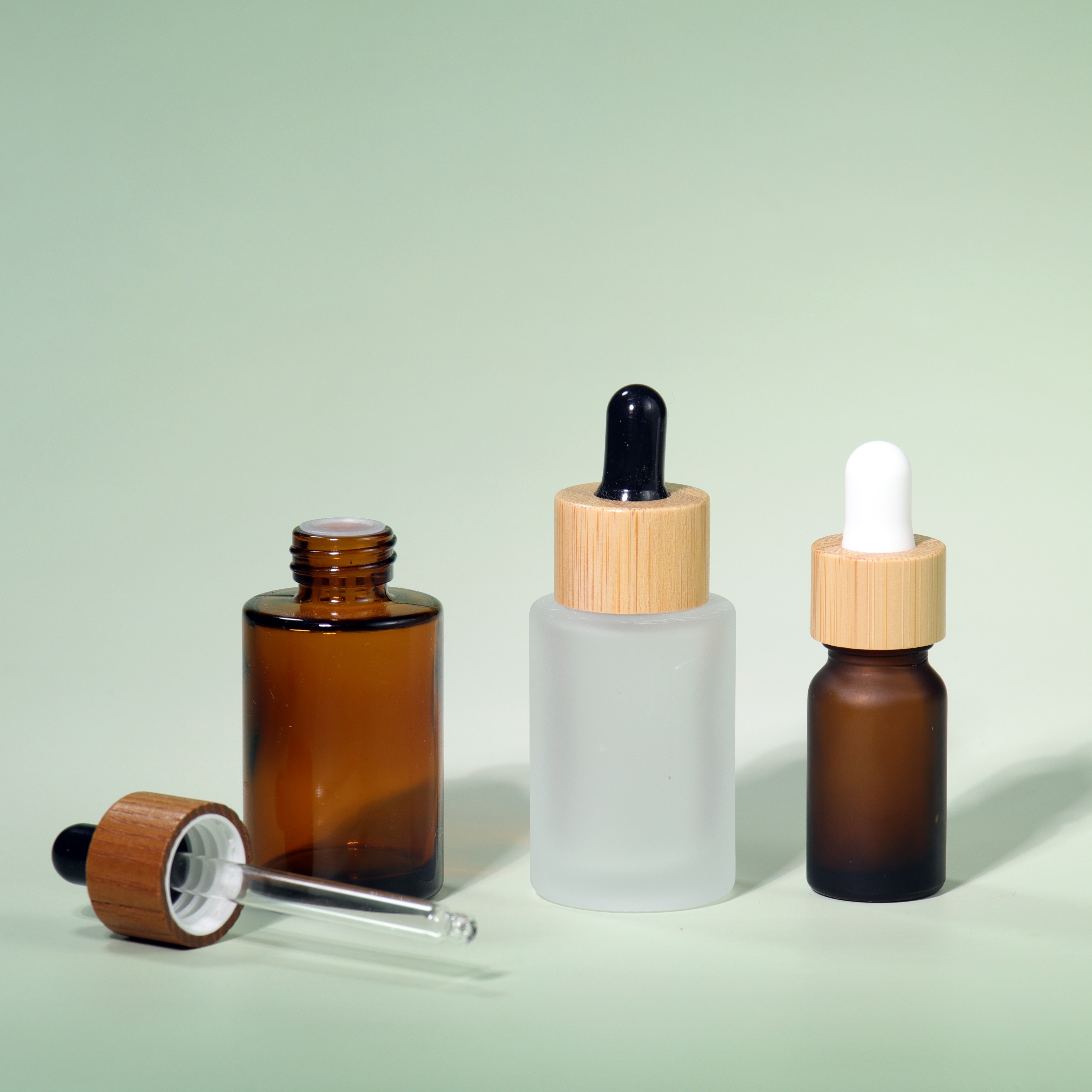 Eco-friendly New Bamboo Cap Glass Dropper Bottles 30ml for Skincare Refillable Essential Oil and Serum Bottles