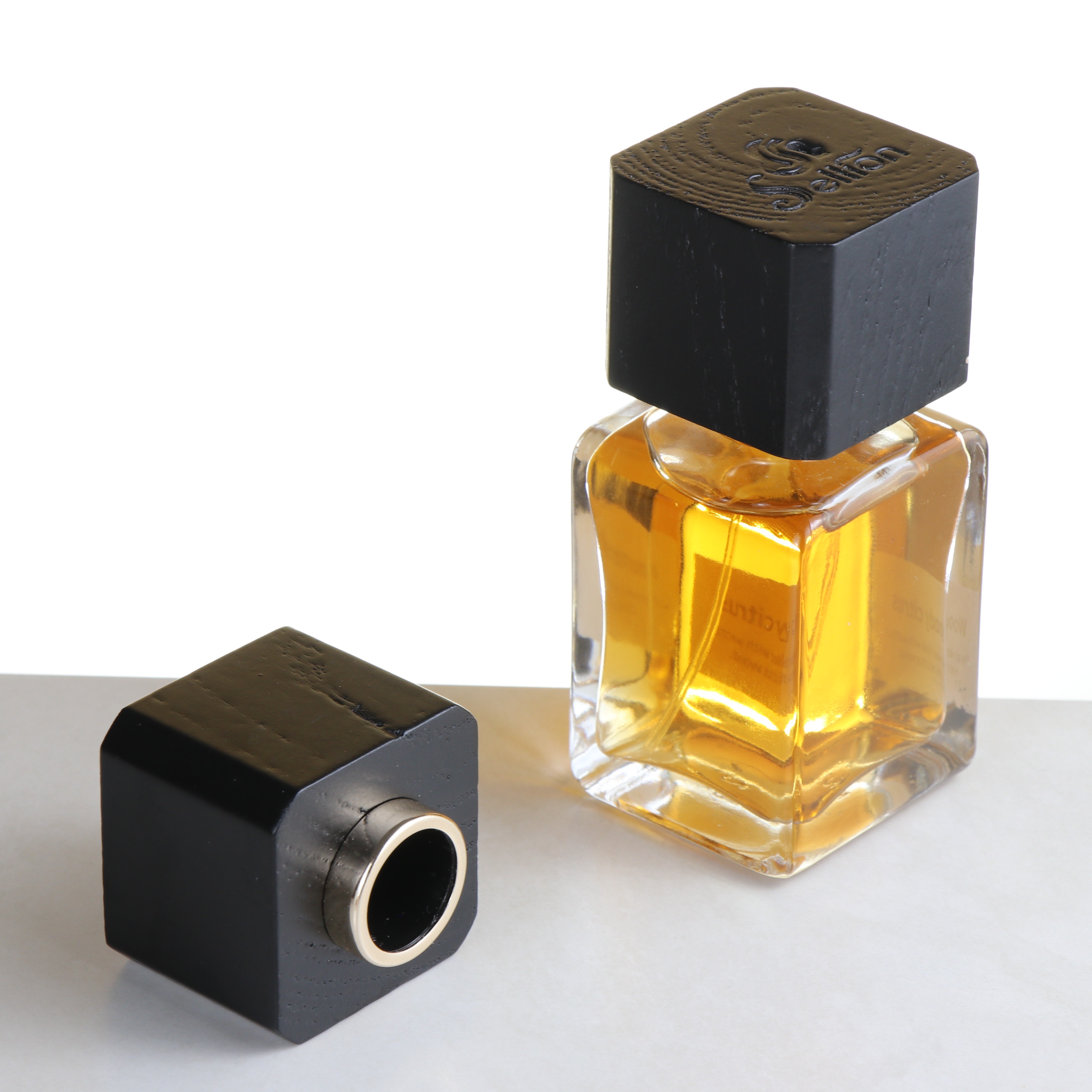 Factory Price Best Quality Essential Oils & Perfume Bottle with Natural Wood Cap Ideal Home Office Travel Perfume Bottle