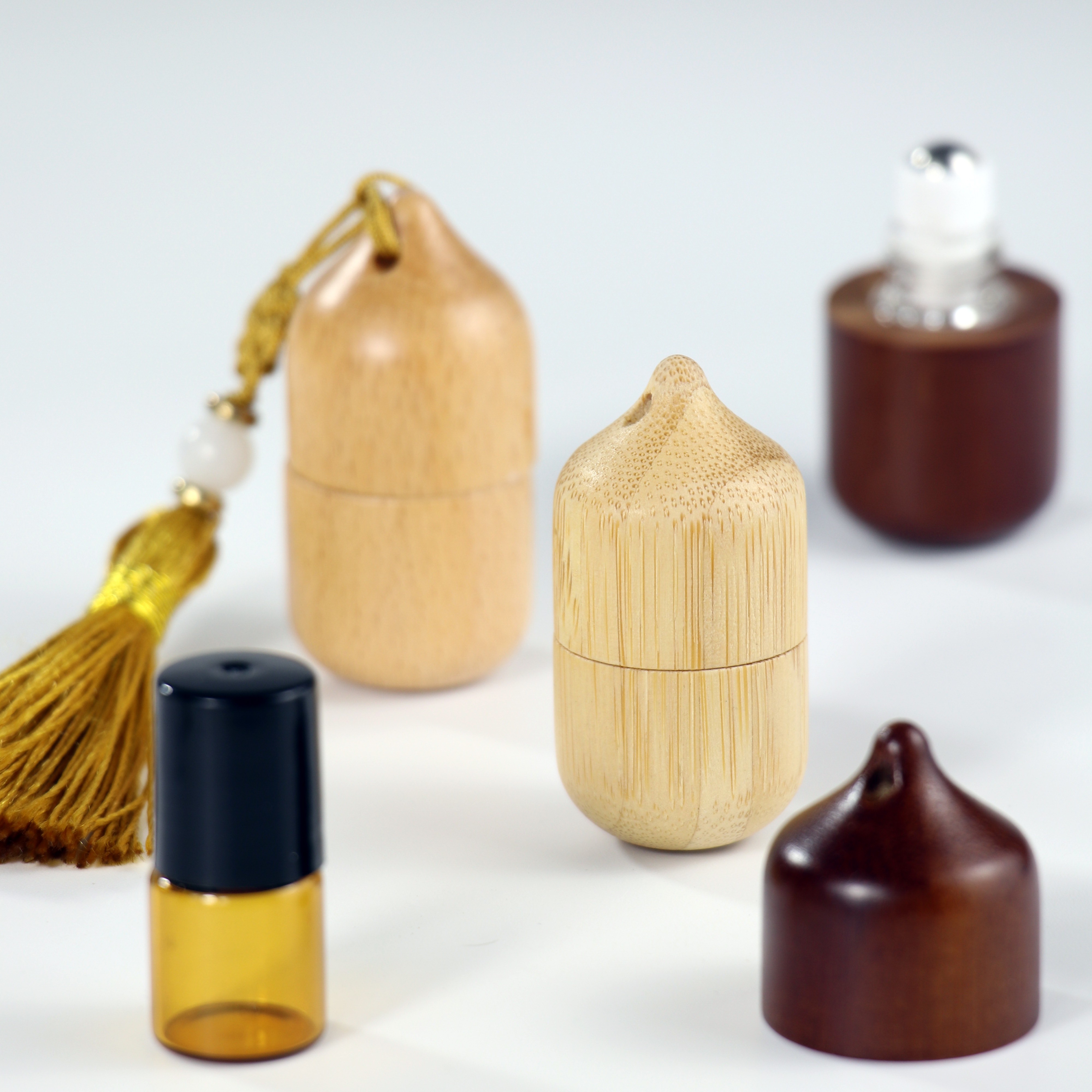 Custom Eco Friendly Walnut Wood Essential Oil Roller Bottle Mini Portable Glass Perfume Roll on Bottle with Stainless Steel Ball