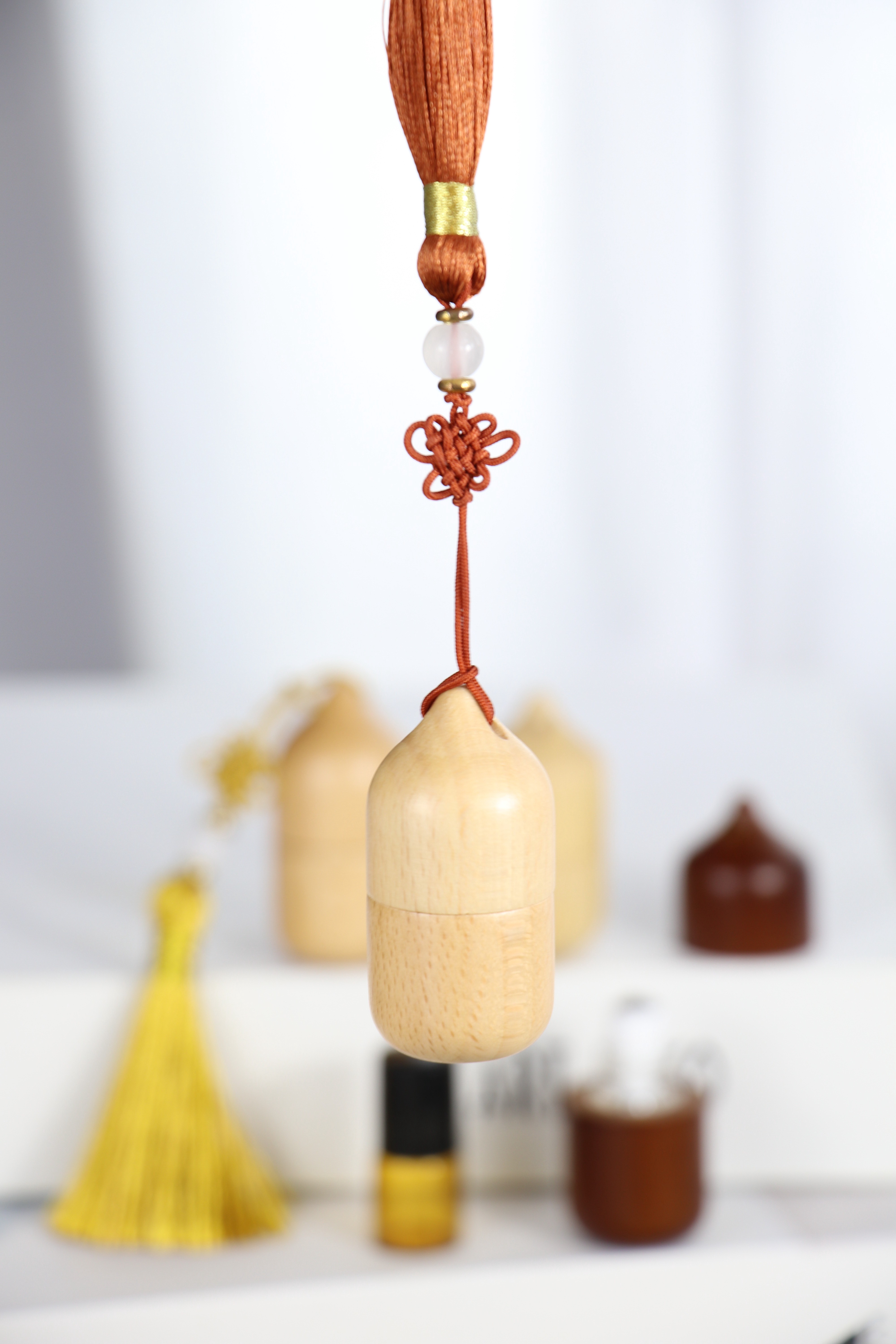 Custom Eco Friendly Walnut Wood Essential Oil Roller Bottle Mini Portable Glass Perfume Roll on Bottle with Stainless Steel Ball