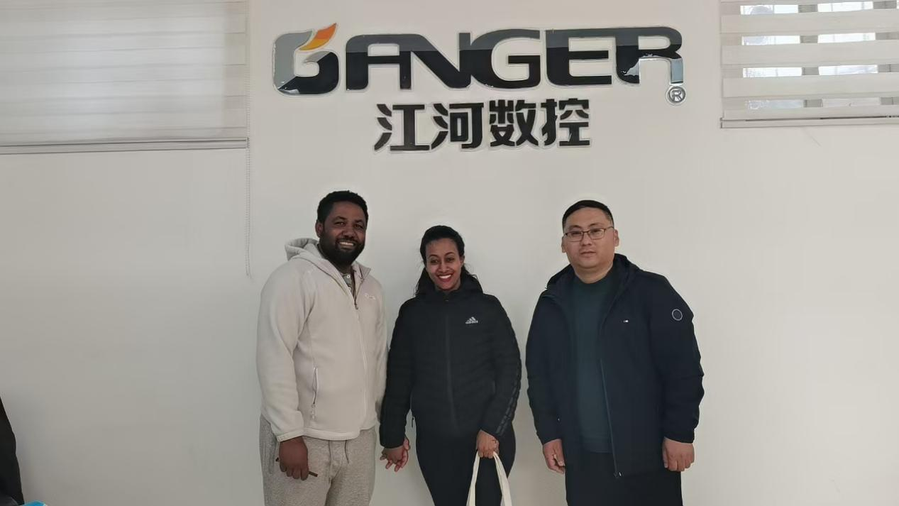 Ethiopian customers inspected 4-axis bridge cutting machine at the GANGERCNC Ethiopian customers inspected 4-axis bridge cutting machine at the GANGERCNC