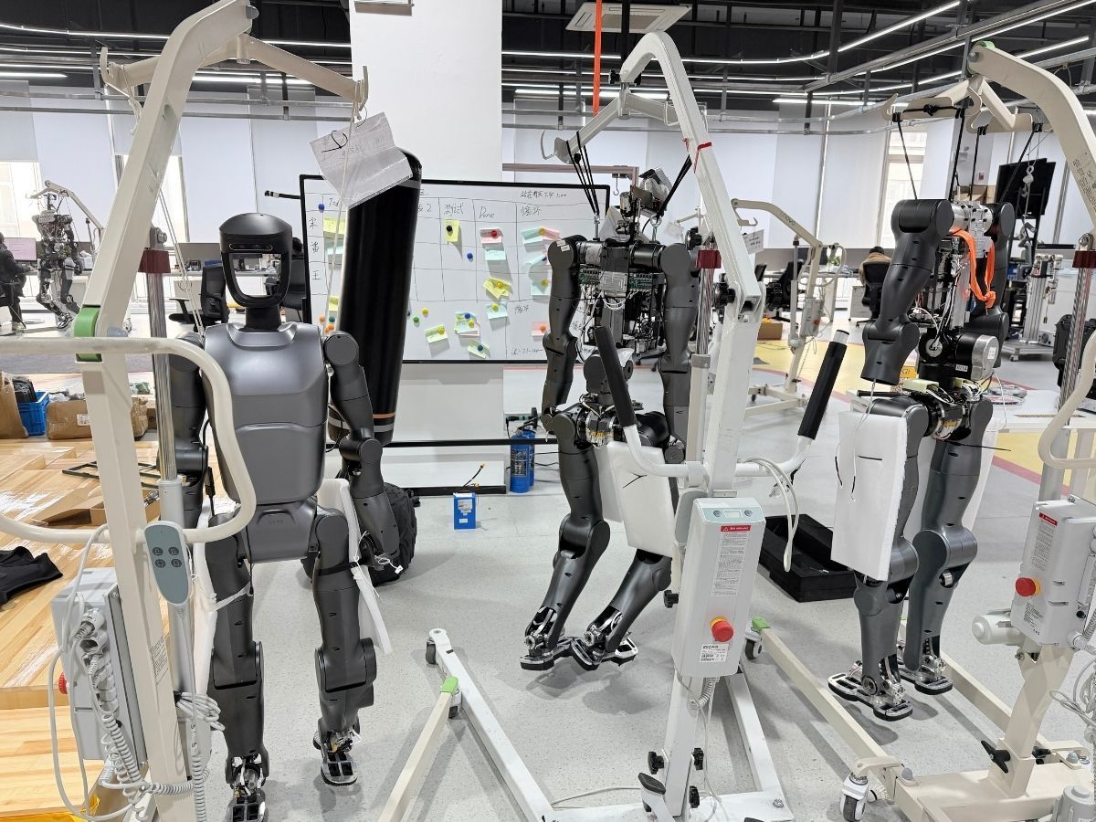 Arquitectura de articulaciones rotativas de robots humanoides con diferentes requisitos de actuadores para cada articulación