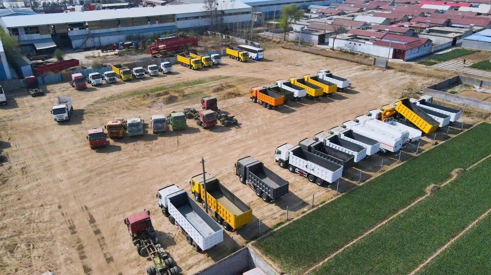 ZW Group semi-trailer factory: specialized production workshop for cement bulkers, flatbeds, and heavy-duty tipper trucks.