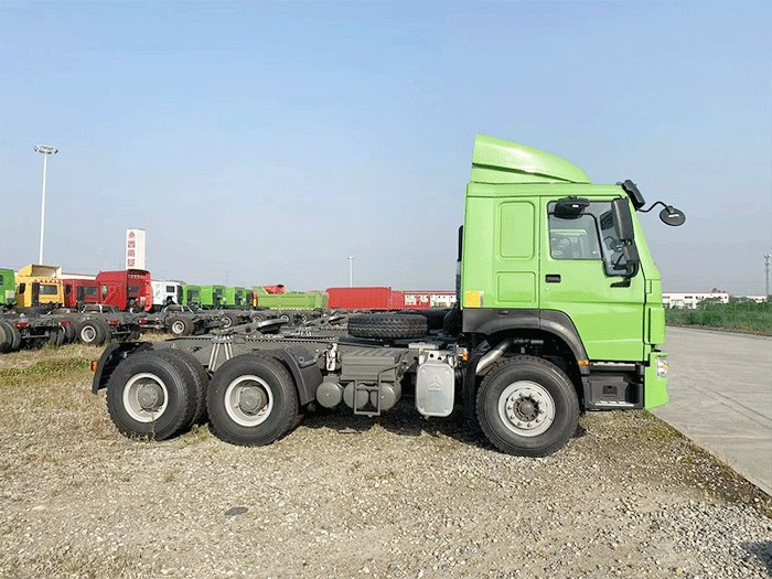 HOWO 430HP 6x4 Tractor Truck side view showing wheelbase, fuel tank, and trailer coupling