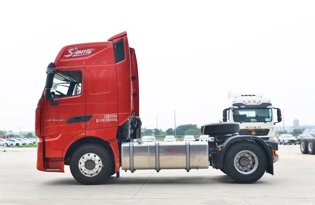 HOWO TH7 540HP 4x2 tractor truck side view with long haul tractor configuration