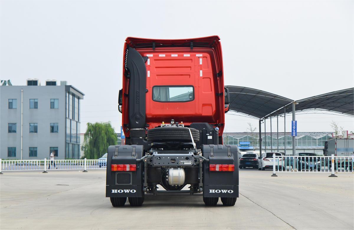 HOWO TH7 540HP 4x2 tractor truck rear view with heavy duty fifth wheel structure
