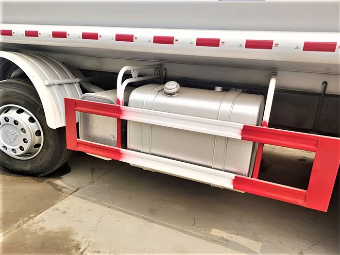 HOWO 8x4 fuel tanker truck