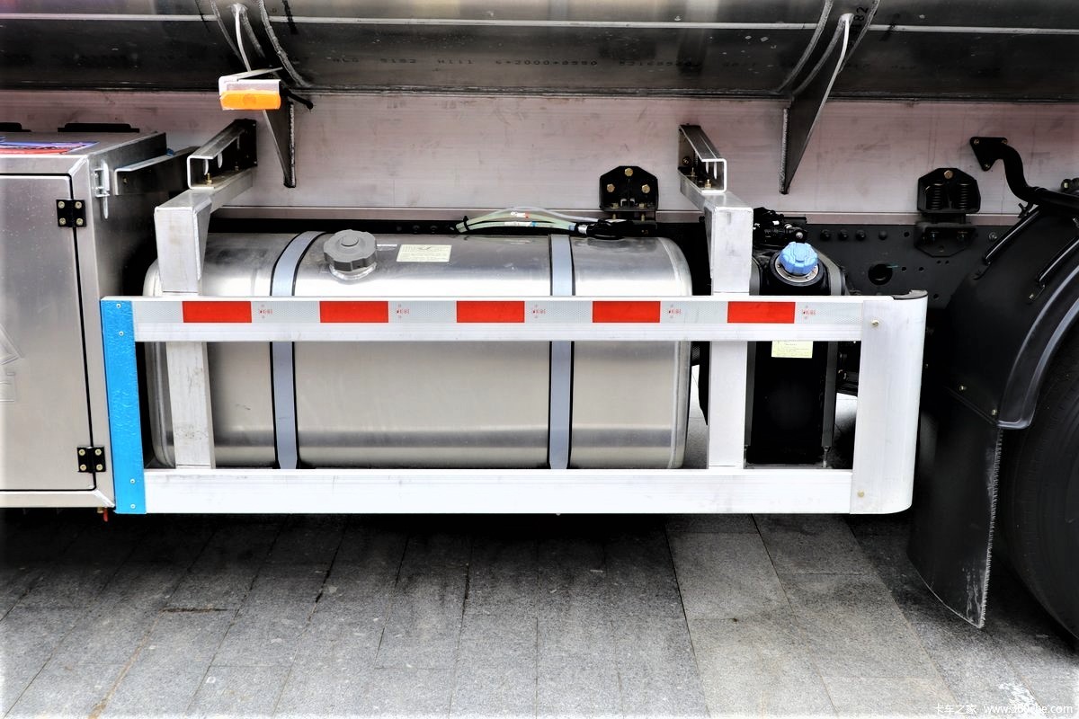 HOWO NX 300HP fuel tanker truck