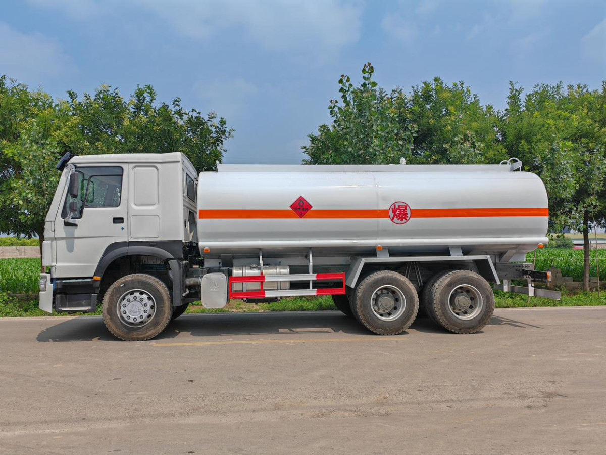 HOWO 371HP 6x4 fuel tank truck side view highlighting tank capacity and drivetrain