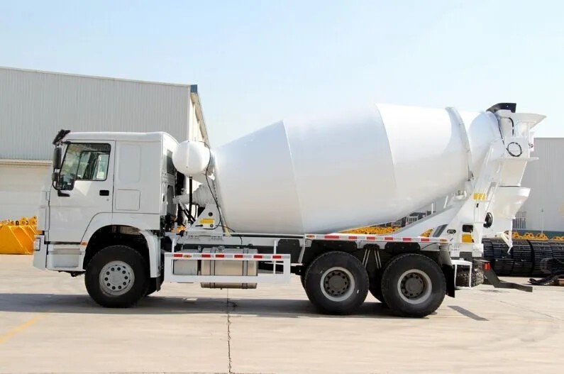Howo 375HP 6x4 concrete mixer truck side view showing tandem axle configuration and drum body