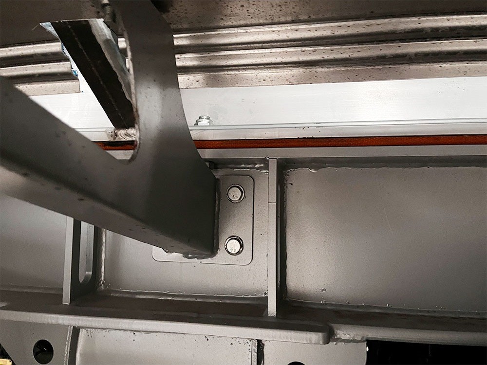 3 axle 42,000L carbon steel fuel tanker semi trailer axle and suspension designed for heavy load fuel transport 