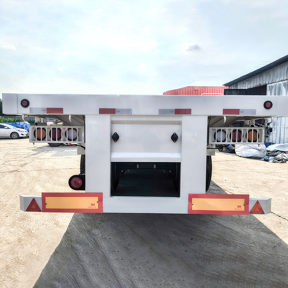 3 axle extendable flatbed semi trailer rear view showing extendable chassis and lighting system
