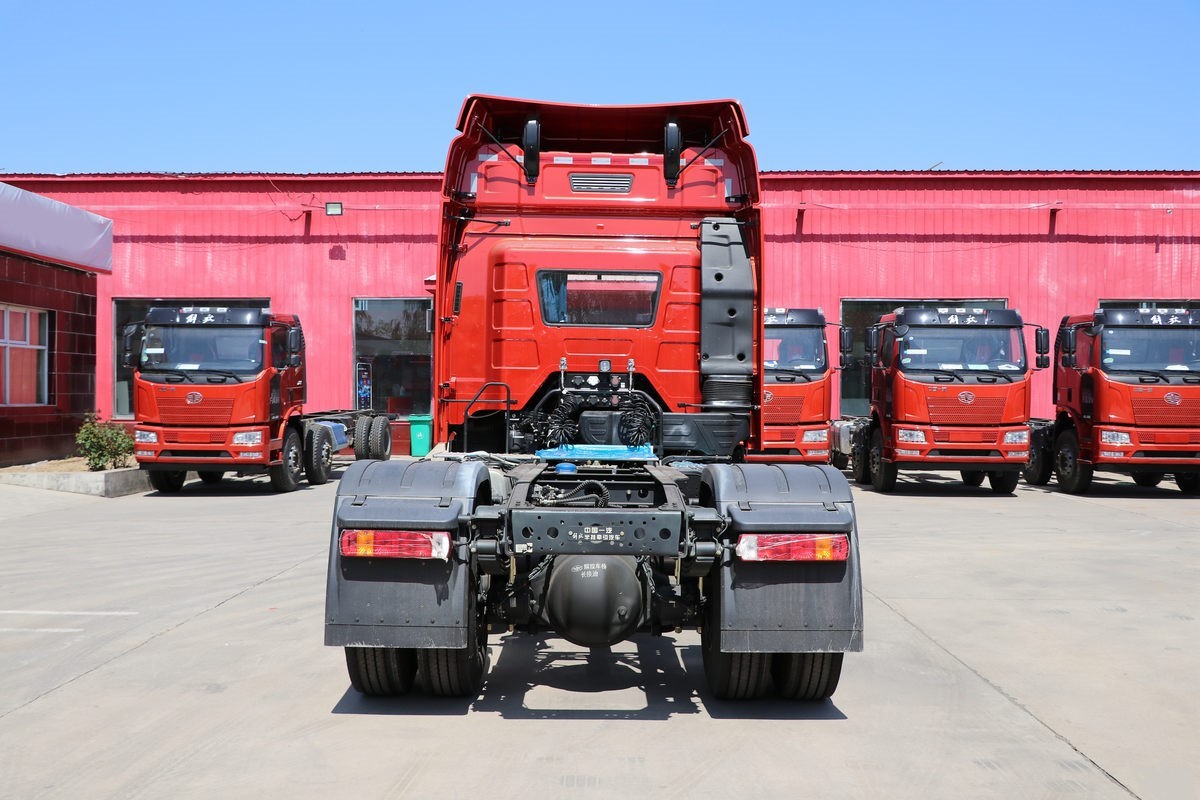 FAW J6P 4×2 tractor truck rear view showing fifth wheel for semi-trailer connection