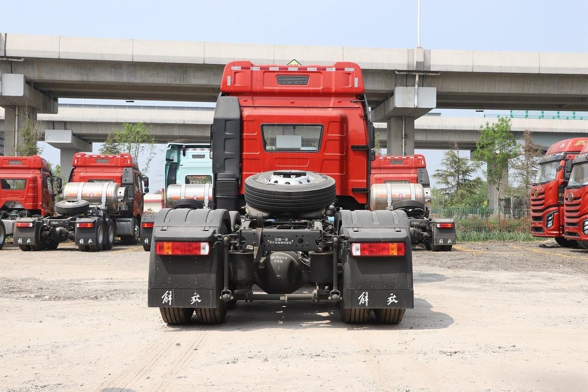 FAW J6P 460HP 6×4 tractor truck rear view showing fifth wheel and rear chassis structure